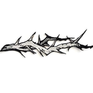 Broderad lapp med tagggren, svartvit kransdesign, påsydd naturgotisk lapp, klädtillbehör för jackor och väskor