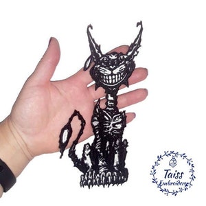 Könnte beinhalten: Schwarz-weiß gestickter Bügel-Patch mit einem grinsenden Kater mit skelettartigem Körper und langen, spitzen Ohren.