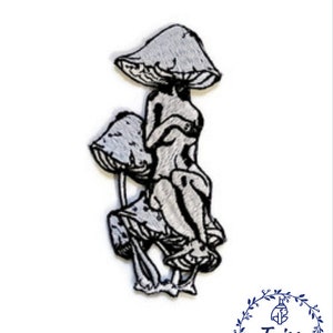 Pode incluir: Um remendo bordado com a imagem estilizada de uma pessoa sentada em um cogumelo. O cogumelo é cinza e a pessoa está delineada em preto.