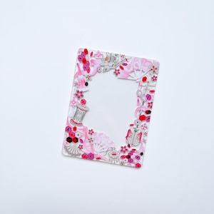 Toploaders, porta-photocards e expositores de cards com decoração japonesa cyberpunk de ficção científica oriental.