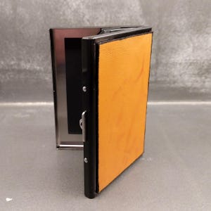Sicheres Bankkartenetui aus Metall und apricotfarbenem Lammleder