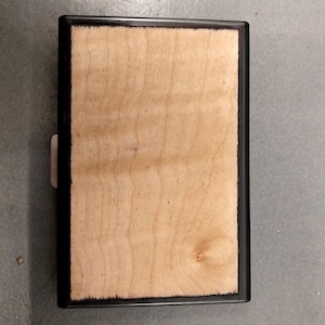 Porte carte bancaire sécurisé métal et bois de sycomore ondé