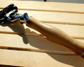 Oak wood handle razor