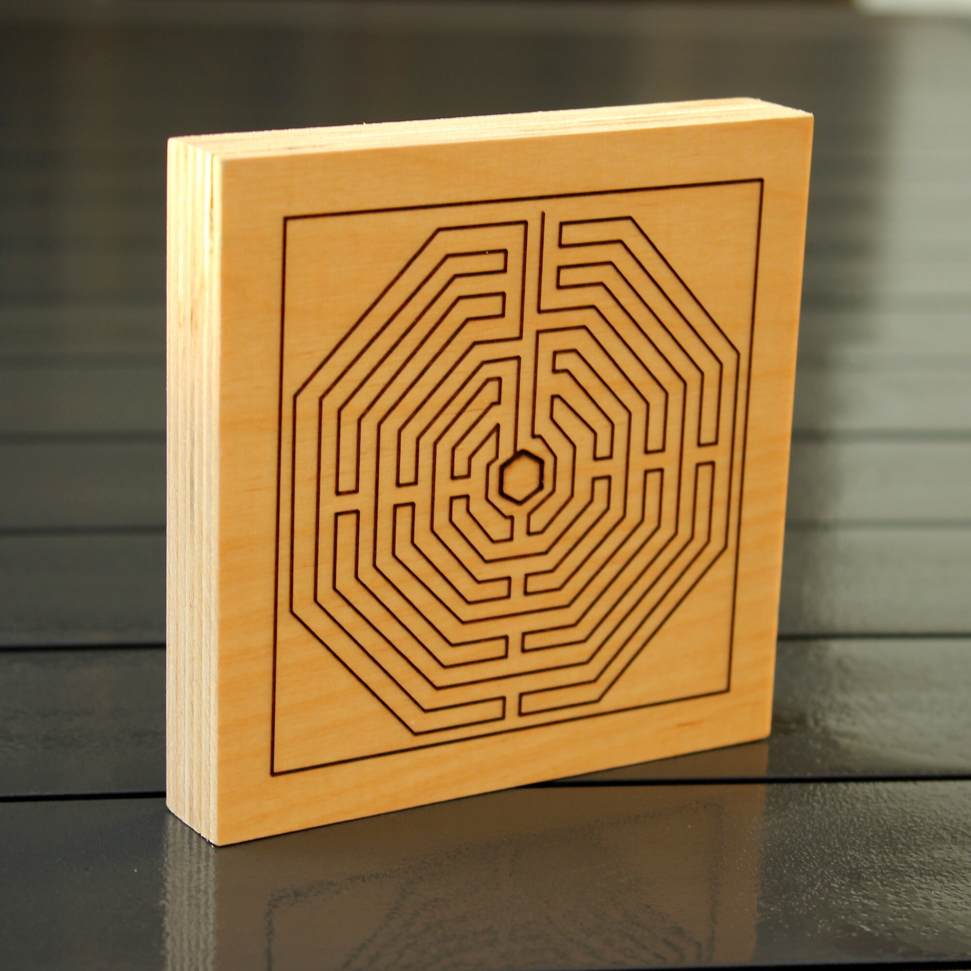 Onde de Forme Gravé sur Bois