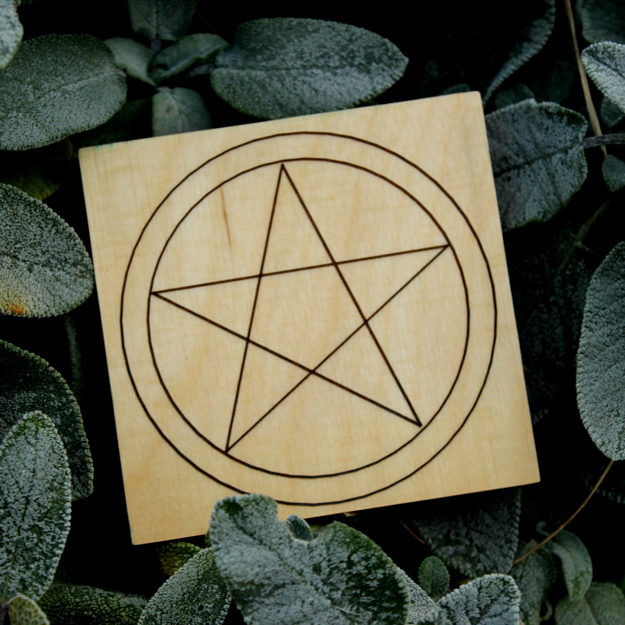 Pentacle Gravé sur Bois Carré