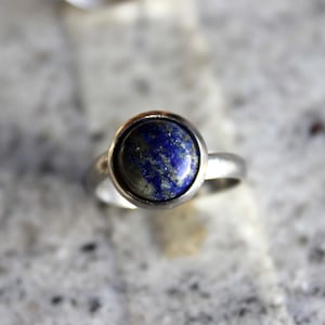Anillo de lapislázuli en banda de acero inoxidable