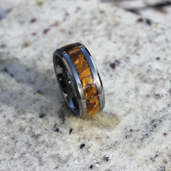 Bague d'œil de tigre sur anneau de tungstène