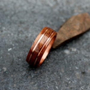 Bague bois d'acajou sur anneau de cuivre