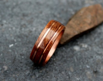 Bague bois d'acajou sur anneau de cuivre