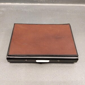 Sicheres Bankkartenetui aus Metall und braunem Leder