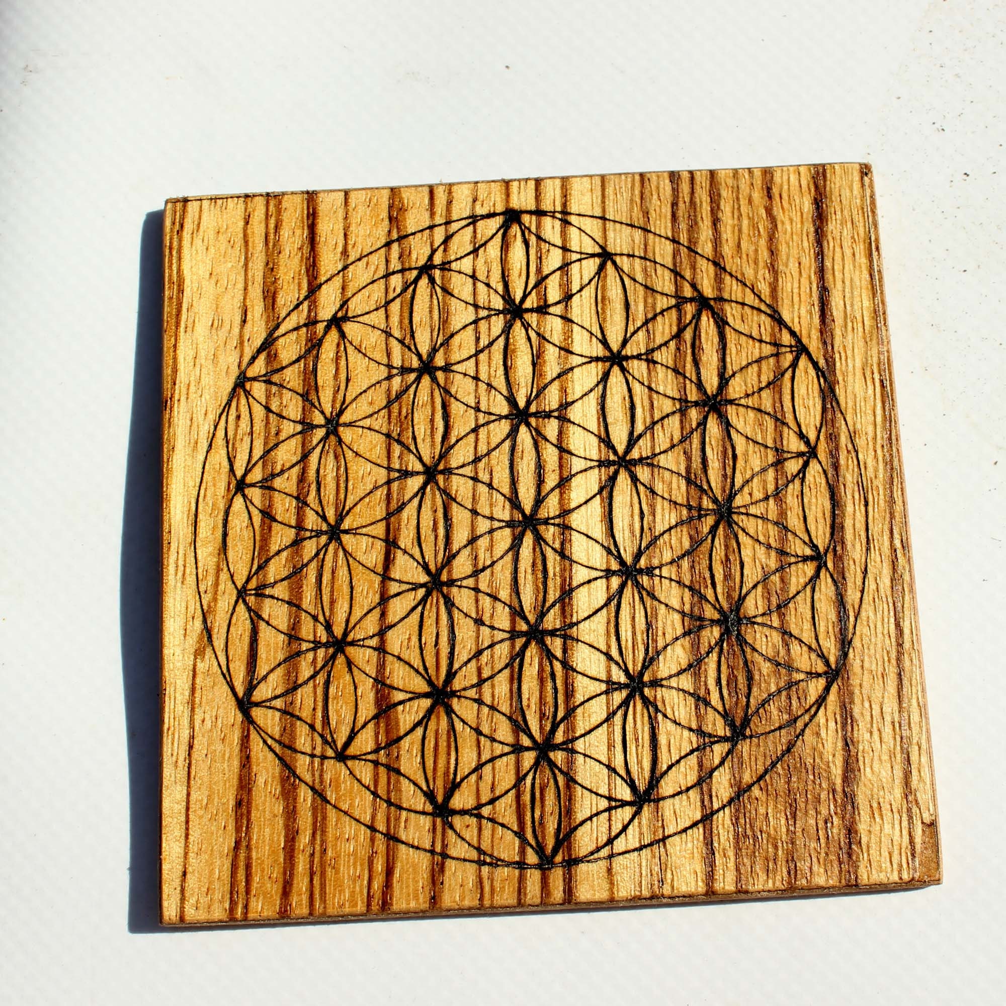 Fleur de Vie Gravée sur Bois Zebrano