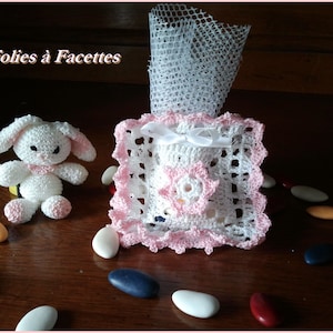 Mariage, baptème, communion : sachet à dragées en forme de coussin au crochet avec fleur et tulle