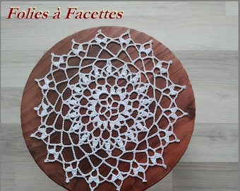 Round crochet doily, white cotton lace (24cm)