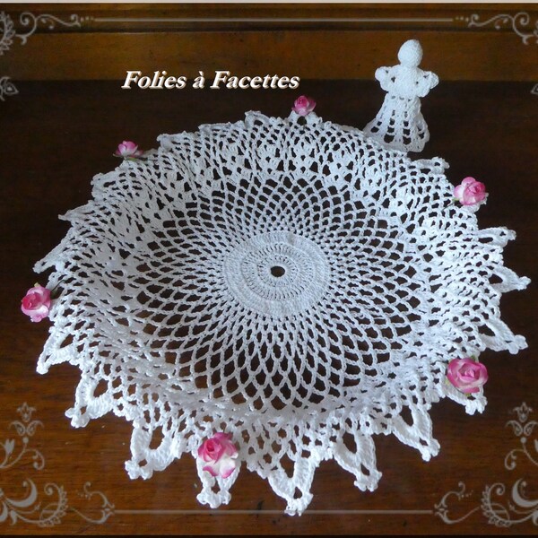 Mariage, baptème, communion : Corbeille romantique au crochet en coton blanc et fleurs rose