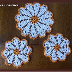 Napperons ronds par 3 au crochet, napperons blanc et orange au crochet, dessous de verre, décoration, attrape-rêves image 1