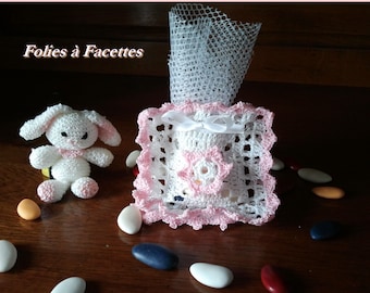 Mariage, baptème, communion :  sachet à dragées en forme de coussin au crochet