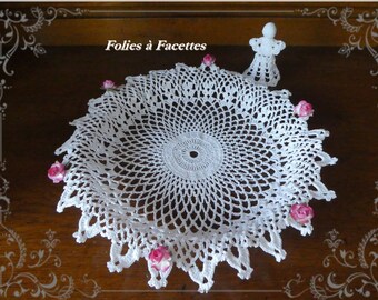 Mariage, baptème, communion : Corbeille romantique au crochet en coton blanc et fleurs rose