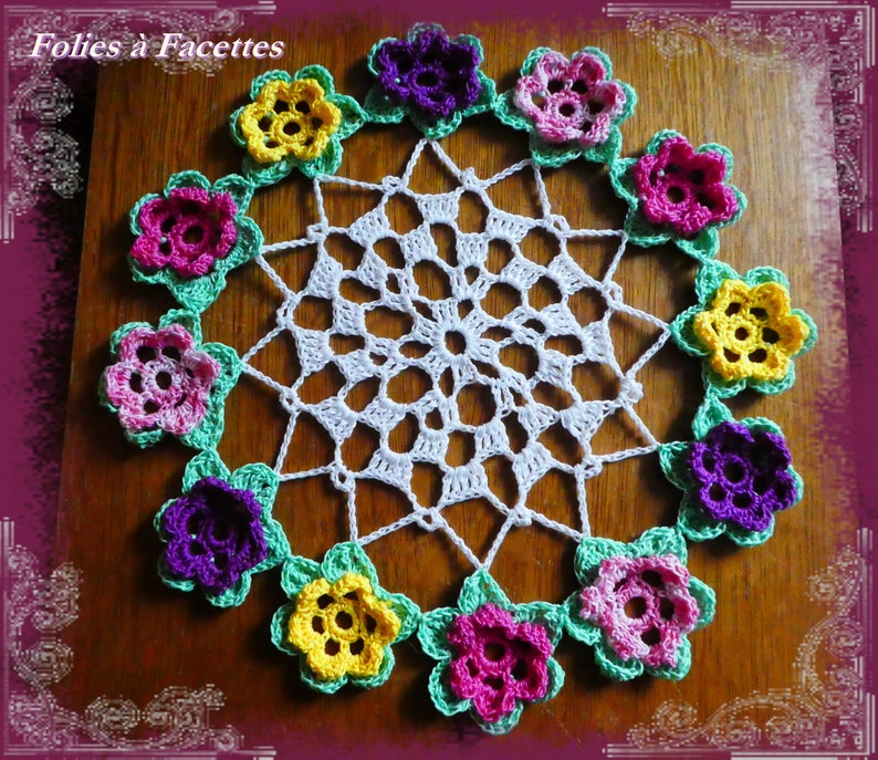 Napperon fleuri au crochet, couronne de fleurs de printemps, napperon primevères au crochet, décoration image 2