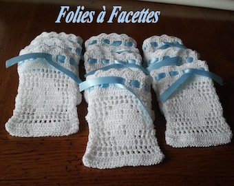 Mariage, baptème : 10  sachets en coton blanc au crochet motif fleur