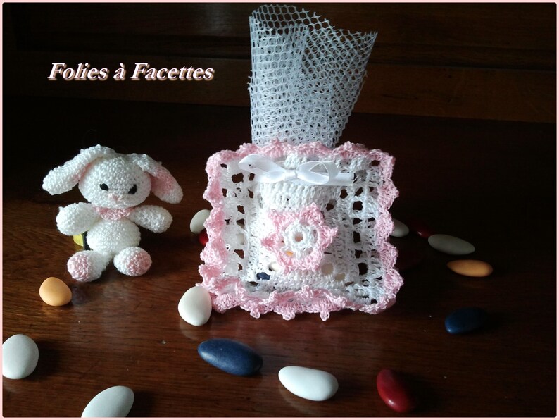 Mariage, baptème, communion : sachet à dragées en forme de coussin au crochet avec fleur et tulle