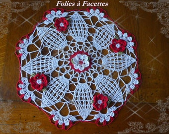 Red and white doily crocheted poinsettias, crocheted Christmas centerpiece, dream catchers, centerpiece, table decoration