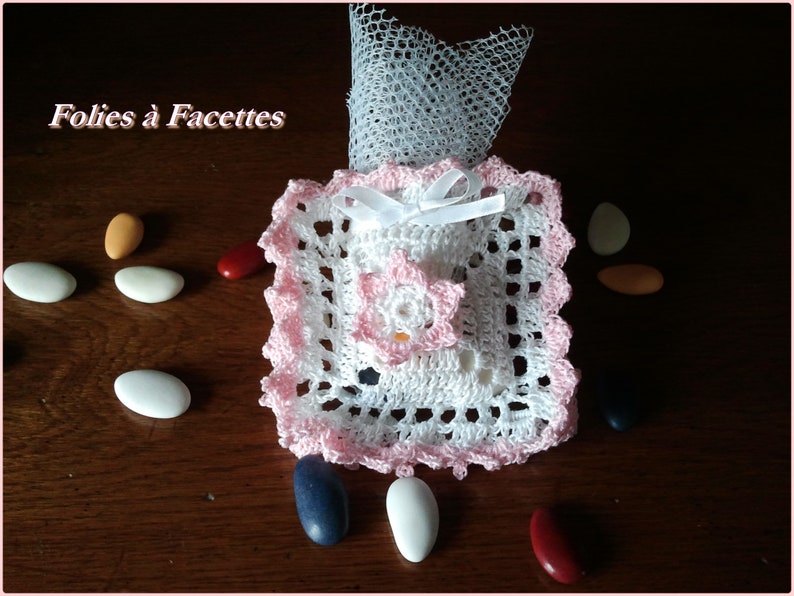 Mariage, baptème, communion : sachet à dragées en forme de coussin au crochet image 2