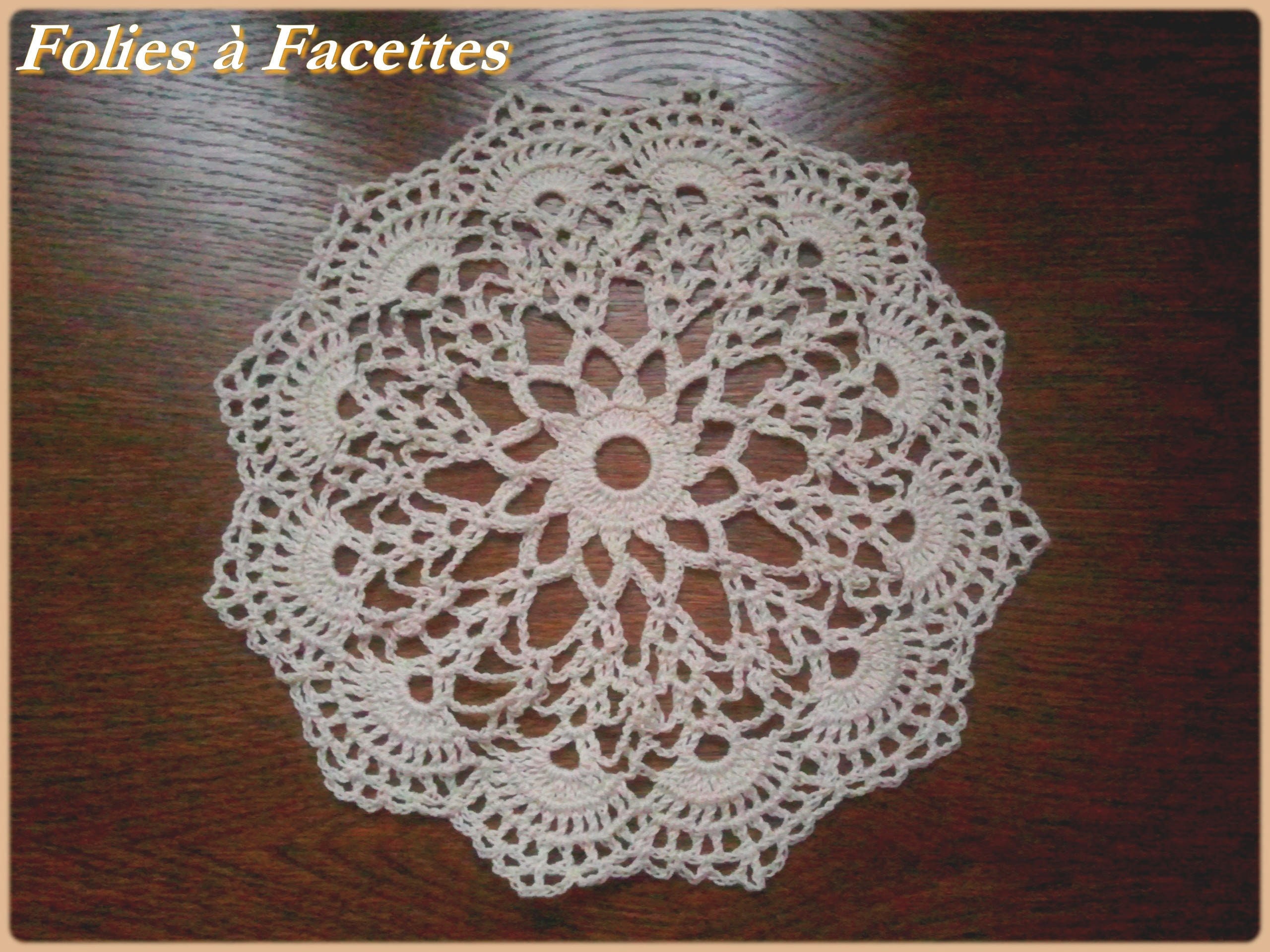 Napperon Rond Au Crochet en Coton Écru