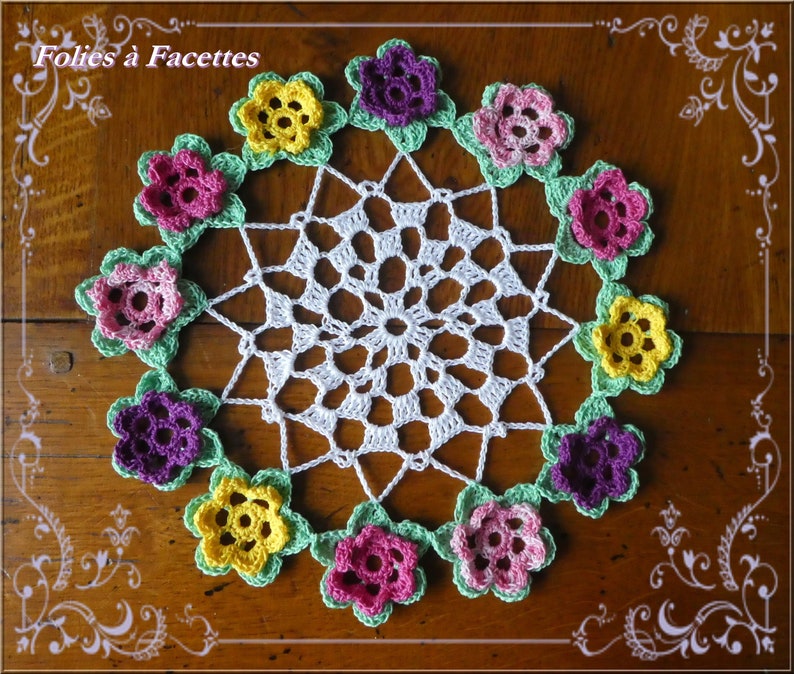 Napperon fleuri au crochet, couronne de fleurs de printemps, napperon primevères au crochet, décoration image 1