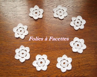 White cotton crochet flowers per 8