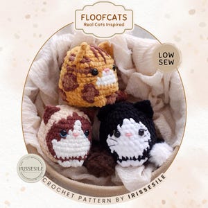 Peut inclure: Trois jouets pour chats crochetés dans un panier. L'un est orange et marron, un autre est marron et blanc, et le troisième est noir et blanc. Les jouets sont faits à la main et ont des traits du visage brodés. Le texte "FLOOFCATS Real Cats Inspired" est inclus.