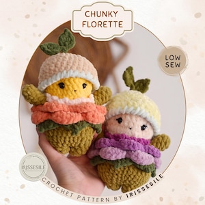 Puede incluir: Dos figuras de ganchillo hechas a mano, cada una con un diseño único. Una presenta una cara amarilla, capas melocotón y naranja y un sombrero beige. La otra tiene una cara amarilla clara, capas moradas y verdes y un sombrero amarillo claro. El texto "CHUNKY FLORETTE" está en la parte superior.
