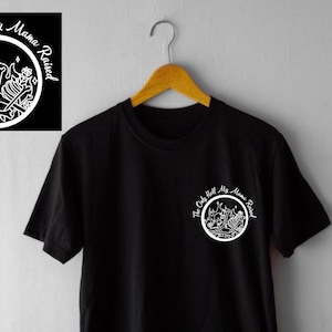 Pode incluir: Camiseta preta com uma estampa gráfica branca de uma caveira e ossos cruzados em um círculo com o texto "The Only Hell My Mama Raised".