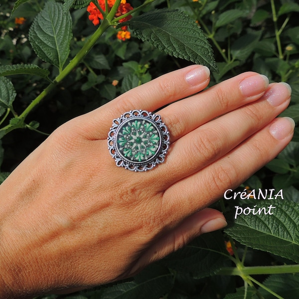 Motif de mandala fleur aux couleurs verte et blanche sur la bague ajustable