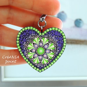 Llavero de madera pintado a mano con mandala de corazón en pintura de puntos