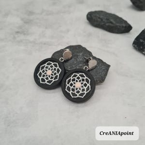 Kolczyki mandala, Malowanie mandali, Drewniane kolczyki, Kolczyki kwiatowe, Kwiat mandali, Biała perłowa mandala, Malowana ręcznie mandala