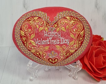 Happy valentines day Dekoratives Herz Liebesmandala in Punktmalerei auf bemaltem Stein
