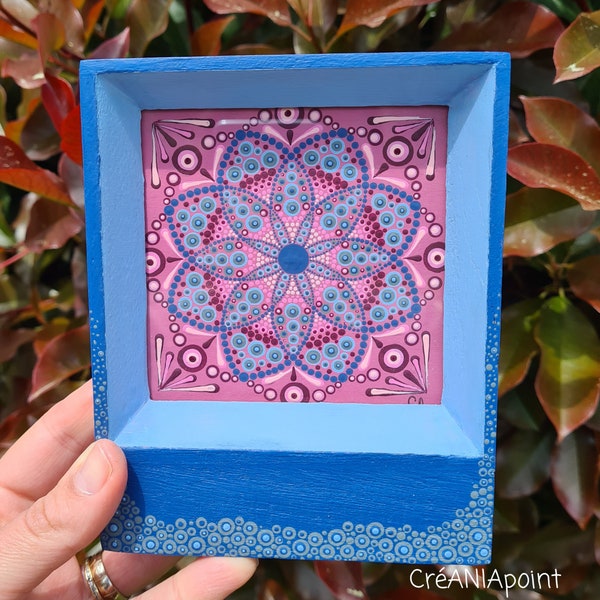 Tableau mandala mural peint à la main dans un cadre en bois