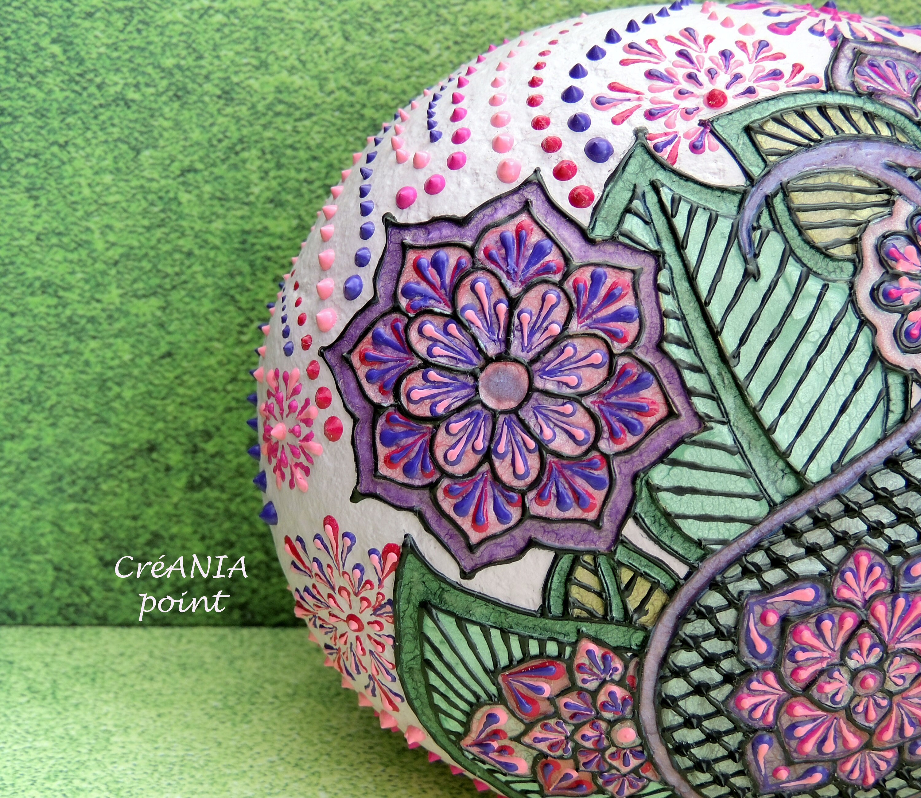 Peinture sur Galet Orné de Motifs Paisley Floral Aux Dominantes Roses et Vertes