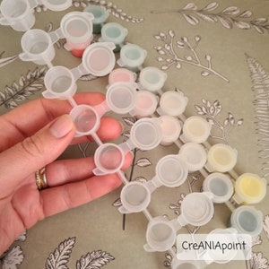 8 X 3ml Empty mini plastic jars with lids for dot painting