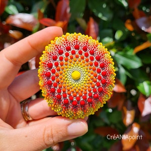 Punkt-Kunst-Mandala, Mandala-Malerei, Punkt-Malerei, natürliche Strandfelsen, Punkt-Kunst-Malerei, buntes Mandala, handbemalter Stein, Original-Mandala