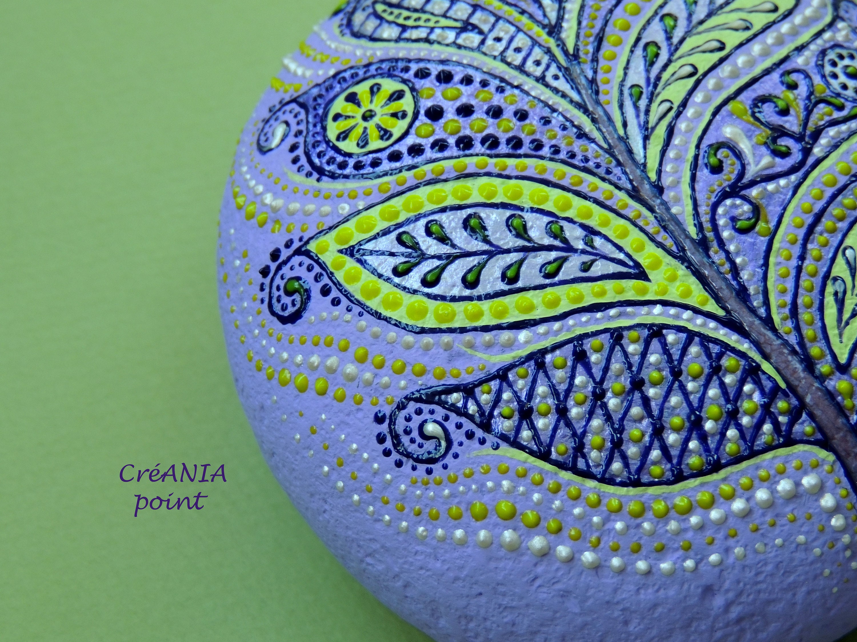 Plume Mandala sur Galet Peint A La Main Pour Boho Décor