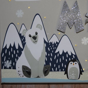 Tableau animaux banquise avec prénom, toile lumineuse personnalisée ours polaire, déco chambre enfant bleu marine gris, idée cadeau bébé, image 5