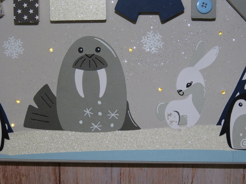 Tableau animaux banquise avec prénom, toile lumineuse personnalisée ours polaire, déco chambre enfant bleu marine gris, idée cadeau bébé, image 4