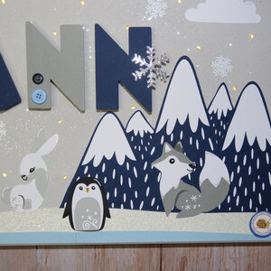 Tableau animaux banquise avec prénom, toile lumineuse personnalisée ours polaire, déco chambre enfant bleu marine gris, idée cadeau bébé, image 4