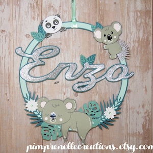 Corona di porta koala con nome personalizzato, corona di koala, decorazione panda, decorazione della stanza del bambino, corona di foglie, targa della porta,