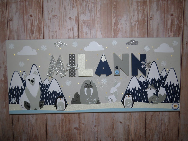 Tableau animaux banquise avec prénom, toile lumineuse personnalisée ours polaire, déco chambre enfant bleu marine gris, idée cadeau bébé, image 1