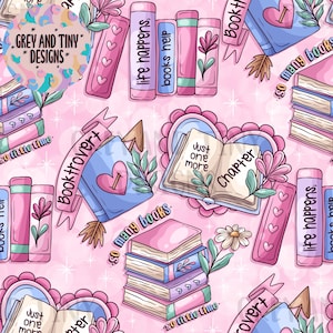Könnte beinhalten: Ein sich wiederholendes Muster mit Illustrationen von Büchern, Lesezeichen und floralen Elementen in Rosa, Blau und Lila. Das Design enthält Texte wie "Booktrovert", "Just one more chapter" und "life happens, books help". Der Hintergrund ist hellrosa mit sternförmigen Akzenten.
