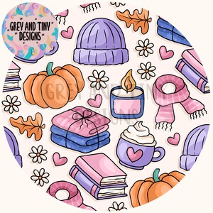 Peut inclure: Illustration fantaisiste avec des éléments d'automne. La conception comprend une citrouille, une bougie, une écharpe, un bonnet, des livres et une tasse avec un cœur. La palette de couleurs est douce, avec des nuances d'orange, de rose et de violet, et le texte "GREY AND TINY DESIGNS".