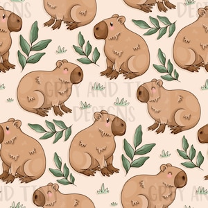 Può includere: Motivo ripetuto di capibara dei cartoni animati nei toni del marrone, con guance rosa e nasi marrone scuro. Foglie verdi ed erba sparse su uno sfondo beige chiaro. Il testo "GREY AND TINY DESIGNS" è visibile.