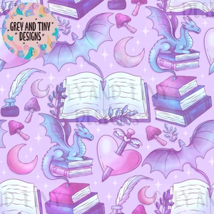 Peut inclure: Motif répétitif avec des éléments fantastiques sur fond lavande. Dragons, chauves-souris, champignons, livres, lunes, coeurs et plumes sont illustrés en bleu, rose et violet. Le texte "GREY AND TINY DESIGNS" est dans un design circulaire.